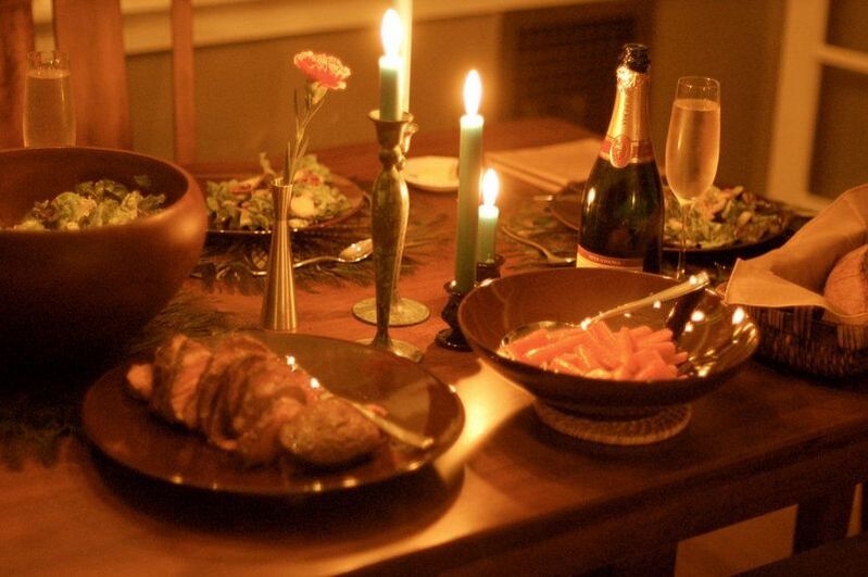 Dim light reduces appetite, so it's worth having dinner by candlelight